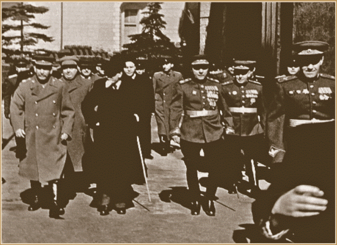 И.В. Сталин и члены Политбюро в Кремле. 1 мая 1945 г..gif